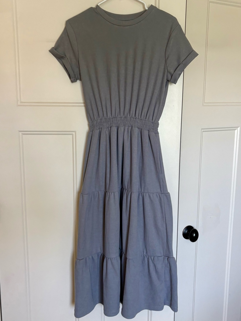 Women's Gray Short-Sleeve Tiered Midi Sweatshirt Dress Small
